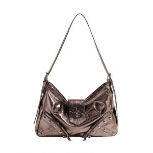 Sac a main tendance style punk, orne de rivets et de clous, bandouliere en cuir texture plisse, fermeture eclair sous le bras, couleur canon de fusil - Neuf