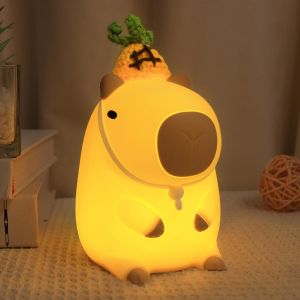 TRAHOO-Capybara Veilleuse avec chapeau d'ananas, lampe LED en silicone spongieuse avec minuteur, intensit&eacute; variable, rechargeable par USB, meilleure d&eacute;coration de table de chevet, cadeau - Neuf