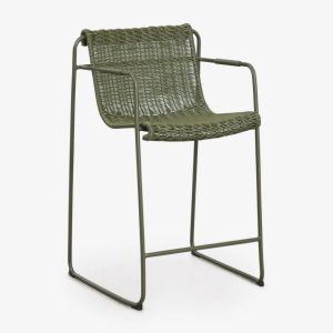 Pack de 2 tabourets hauts empilables avec accoudoirs en rotin synth&eacute;tique et acier Revia Vert Olive Intense &iquest;65 cm - Neuf