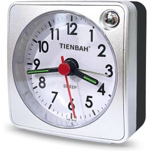 Petit réveil de chevet, phosphorescent sans tic-tac, de voyage avec fonction snooze, réveil de chevet analogique silencieux à quartz alimenté par piles pour chambre à coucher, voyage (argent) - Neuf