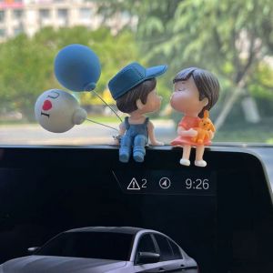 Poupée bleue avec ballon blanc et bleu - décoration de poupée couple baiser - décoration de tableau de bord de voiture de dessin animé poupée couple poupée, décoration de voiture en résine - Neuf