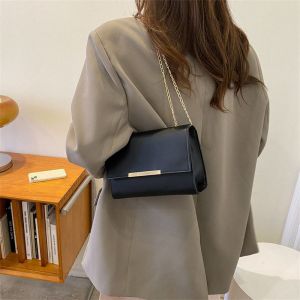 Sac bandoulière noir pour femme (environ 21 cm x 14,5 cm x 8 cm), petit sac cartable et sac à bandoulière, sac à main vintage en cuir vegan. - Neuf