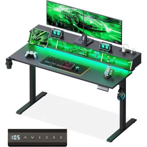 JEXNOVASHOP-Bureau Gaming, 140cm Bureau Assis Debout avec LED RGB et Prises, Standing Desk Electrique avec 3 Rangement Ouverts, Porte Gobelet et Porte Casque, Fibre de Carbone, Noir - Neuf