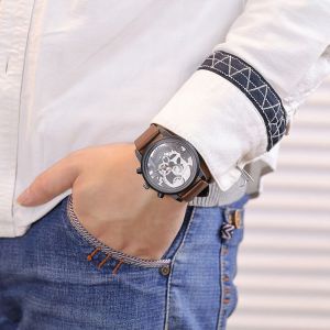 Montre A Quartz Vansvar Pour Homme, Cadran Rond, En Cuir Synthetique, Motif Tete De Mort Creuse (Cafe Fonce) - Neuf