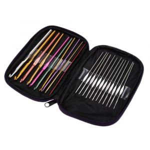 Lot mixte de 22 aiguilles à tricoter multicolores en aluminium et acier, crochets dans une pochette noire - Neuf