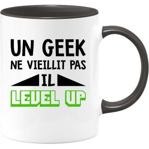 Eryi-- Mug Anniversaire Geek - Un Geek Ne Vieillit Pas Il Level Up - Tasse Cadeau Anniversaire Nerd - Noir/Céramique - Neuf