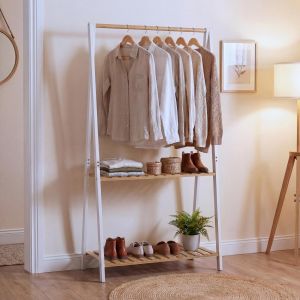 Portemanteau sur pied en bambou HWC-Q32, portemanteau, porte-v&ecirc;tements, &eacute;tag&egrave;re &agrave; chaussures, tringle et 2 tablettes, 130 x 70 x 44 cmblanc naturel - Neuf