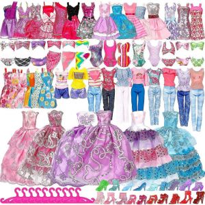 Ensemble de 50 robes, chaussures, bijoux, v&ecirc;tements et accessoires pour poup&eacute;e Barbie de 30 cm - Neuf