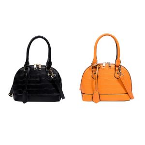 Sac bandouli&egrave;re en similicuir effet croco avec pompon amovible - Noir et orange - Neuf