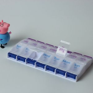 Hebdomadaire (7 Jours) Pilule de l'Organisateur, de Vitamines et de Boîte de médicaments, Grand Bouton-Poussoir Compartiments, Claire Couvercles - Neuf