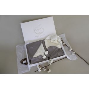 Le Coffret "Le Confort" Gris Violine De B&eacute;b&eacute; Coton Contient 14 Pi&egrave;ces En Coton Bio, En Gris Ou &Eacute;cru, Pour Envelopper B&eacute;b&eacute; De Douceur D&egrave;s La Naissance. Id&eacute;al Pour Allier Confort, Style Et Tendresse. - Neuf