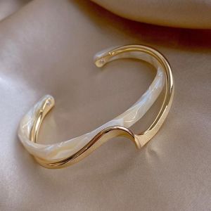 Bracelet Plaque De Coquillage Blanc-Ornements De Main En Métal Incurvé Par - Neuf