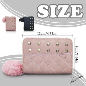 CAUC-Petit sac &agrave; main en cuir synth&eacute;tique pour femme, petit sac &agrave; main tendance avec fermeture &eacute;clair et boule en peluche, portefeuille portable pour femme avec rivets m&eacute;talliques et motif - Neuf