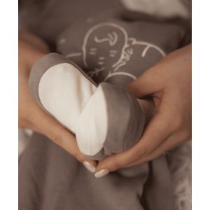 Chaussons En Coton Bio 0-3 Mois, Doux Et Confortables Pour Garder Les Pieds De B&eacute;b&eacute; Bien Au Chaud. Disponibles En Gris Ou &Eacute;cru, Ils Ajoutent Une Touche Charmante &Agrave; Chaque Tenue. - Neuf