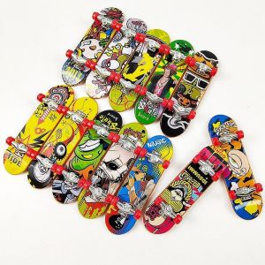 24 pcs Toy Finger Skateboard Fingerboards avec 32 roues interchangeables et mini tournevis,non-S - Neuf