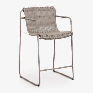 Pack de 2 tabourets hauts empilables avec accoudoirs en rotin synth&eacute;tique et acier Revia Moka Brown &iquest;65 cm - Neuf