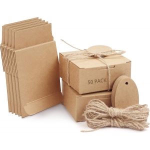Boite Cadeau Marron Ficelles en Chanvre et Etiquettes (Lot de 50) - Boite Kraft Carr&iquest;&iquest;e avec Rabats - 7,5 x 7,5cm x 3,5 cm - Petites Boites Cadeaux pour Fetes Anniversaires Mariages - Neuf