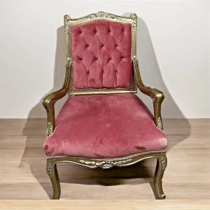 Une paire de fauteuils style Louis XV - En bois d'h&ecirc;tre rose et dor&eacute; capitonn&eacute; - Neuf