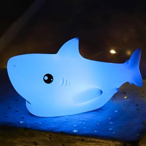 1 Veilleuse Requin Mignonne, Lumières Requin Pour Bébés Garçons Filles Cadeaux D'anniversaire Veilleuse Enfants Adolescents Chambre Décoration, Lampe De Nuit Multicolore En Silicone Rechargeable Usb - Neuf