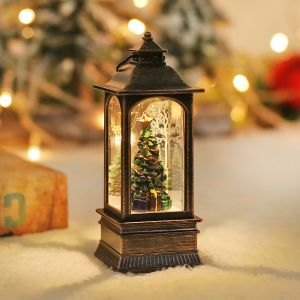 sapin de Noël lumineux dans une lampe à huile vintage, décoration de bureau avec lampe à huile vintage, décorations de Noël, cadeau de Noël dans la neige, vitrine d'artisanat - Neuf