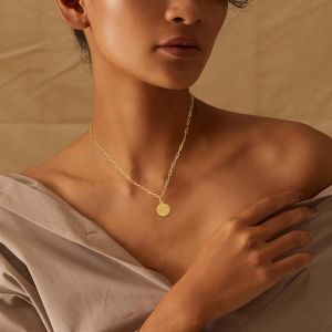 Kalanka-Collier Femme Plaqu&eacute; Or Personnalis&eacute; Pendentif M&eacute;daille Ronde Orn&eacute; De Motif Fleur En Relief Et Pierre De Naissance Synth&eacute;tique, Bijoux D'anniversaire - Neuf