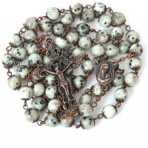Trahoo-Collier Chapelet En Perles De Pierre Naturelle, Motif En Cuivre Antique, Médaille Et Croix Du Sol Sacré Dans Un Sac En Velours - Collection Terra Santa Jerusalem (Jaspe Dalmatien Blanc) - Neuf