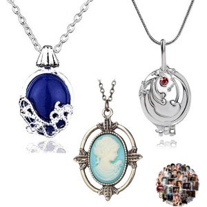Kal-Uoyu The Vampire Diaries Lot De 23 Colliers Avec Pendentif En Forme De Tête De Cheval En Bronze Avec Pendentif En Forme De Tête De Katherine Et Saphir, Zinc, Pas De Gemme - Neuf