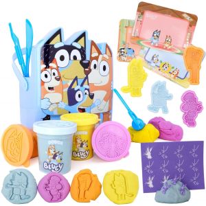 ERYI-® Ensemble D'Activités Bluey Dough Bucket De 17 Pièces - 4 Pâtes, 3 Emporte-Pièces, 1 Rouleau, 4 Tampons, 3 Écrans De Jeu Effaçables Et 1 Seau - Jouets D'Art Et D'Artisanat - Neuf