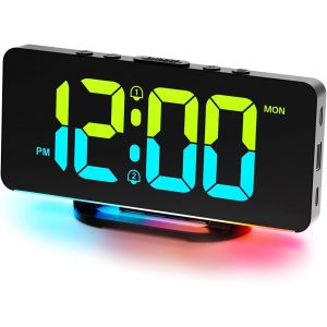 CHEREEKI Réveil Numérique avec 2 Alarmes et Snooze, 10 Modes d'éclairage Nocturne RGB, Affichage LED 11 Couleurs, Réveil Graduable, Port de Charge USB, Jour de la Semaine, Alimenté par Le Secteur - Neuf
