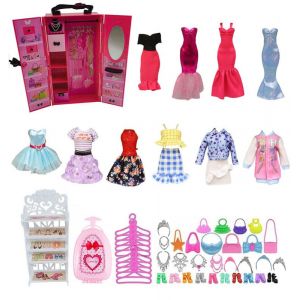 Armoire de poupee pour poupee de 11,5 pouces, avec 10 robes, 10 cintres, 10 sacs, 10 chaussures, 5 couronnes, 5 colliers, 1 valise et 1 porte-souvenirs - Neuf