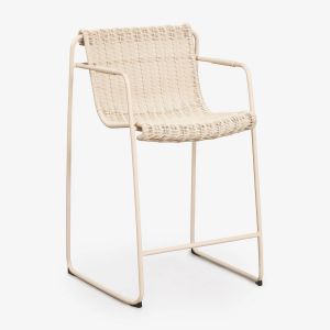 Pack de 2 tabourets hauts empilables avec accoudoirs en rotin synth&eacute;tique et acier Revia Tapioca Beige &iquest;65 cm - Neuf
