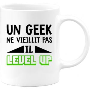 Eryi-- Mug Anniversaire Geek - Un Geek Ne Vieillit Pas Il Level Up - Tasse Cadeau Anniversaire Nerd - Blanc/Céramique - Neuf