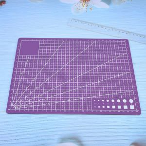 Tapis de decoupe auto-cicatrisant en PVC A4 avec lignes quadrillees, papier, cuir, tissu (violet) - Neuf