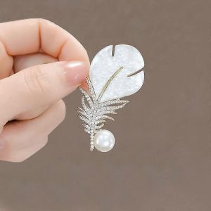Broche De Plume De Coquille De Cristal De Mode Pour Les Femmes Luxe Perle Blanche Couleur Or Cadeaux De Mariage Cadeaux De Mariage Accessoires De V&ecirc;tements 2024 - Neuf