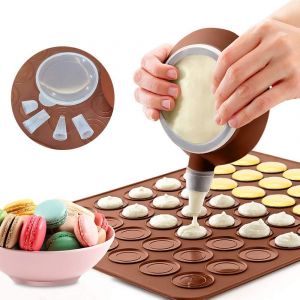 AYUHR-Tapis de Cuisson Macarons, Plaque à Macarons Meringues Moule en Silicone pour 48 Empalcements Macarons avec 1 Poche à Douille et 4 Embouts de Formes Differentes - Neuf