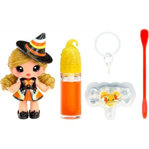 PATA-x Halloween Lip Gloss Doll - Cassie Treats - Comprend 1 Poupée, Lip Gloss DIY + Porte-Clé, Jeu Cosmétique, Collection Saisonnière, Pour Enfants de 4 Ans et Plus - Neuf
