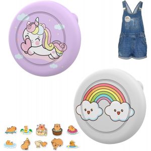MEVRONISSHOP-Lot de 2 &eacute;tuis de protection pour enfants avec 25 autocollants Capybara, adorable &eacute;tui animal pour traceur GPS, support cach&eacute; pour sac &agrave; dos, trousseau de cl&eacute;s, v&ecirc;tements (design dessin - Neuf