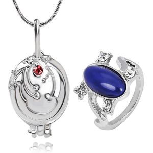Kal-The Vampire Jewelry Elena Gilbert Lot De 12 Colliers Avec Pendentif En Forme De Verveine En Cristal Saphir Et Bague Pour Les Fans Avec Autocollants, Zinc, Pas De Gemme - Neuf