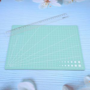 Tapis de decoupe auto-cicatrisant en PVC A4 avec lignes quadrillees (bleu ciel) - Neuf