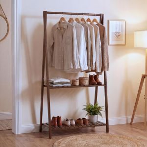 Portemanteau sur pied en bambou HWC-Q32, portemanteau, porte-v&ecirc;tements, &eacute;tag&egrave;re &agrave; chaussures, tringle et 2 tablettes, 130 x 70 x 44 cmmarron - Neuf