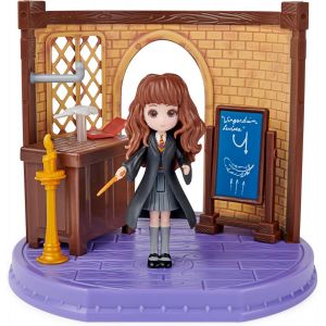 SANSH-HARRY POTTER - PLAYSET COURS DE SORTILÈGES WIZARDING WORLD - Coffret Univers Magique Cours De Sortilèges Avec 1 Figurine Articulée Hermione Granger et Accessoires - 6061846 - Jouet Enfant 5 ans - Neuf
