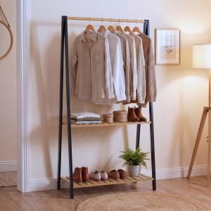 Portemanteau sur pied en bambou HWC-Q32, portemanteau, porte-v&ecirc;tements, &eacute;tag&egrave;re &agrave; chaussures, avec une tringle et deux tablettes, 130 x 70 x 44 cmnaturel-noir - Neuf