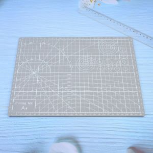 Tapis de decoupe auto-cicatrisant en PVC, grille A4, papier, cuir, tissu (gris) - Neuf