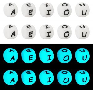 Lot de 50 perles cubiques lumineuses en silicone avec lettres de l'alphabet A E I O U pour fabrication de bracelets,colliers,bijoux-12 x 12 mm - Neuf
