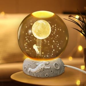 Veilleuse 3d En Forme De Boule De Cristal - 80 Mm - Avec Socle En R&eacute;sine - Lampe Led Avec C&acirc;ble Usb - Th&egrave;me Astronaute - Cadeau Cr&eacute;atif Pour Femmes, Enfants, Amis, Famille (Lampe Lune) - Neuf