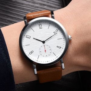 Montre-Bracelet A Quartz Simple Et Decontractee Pour Homme, En Cuir Pu, Avec Chiffres (Marron Et Blanc) - Neuf