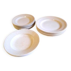 15 assiettes en faïence blanche