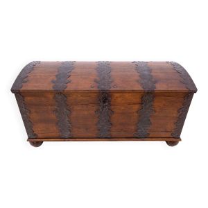 Grand coffre ancien, Europe occidentale, vers 1870