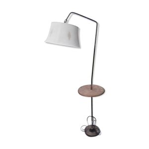 Lampadaire  pied fonte avec douille orientable et tablette en osier H 166 cm