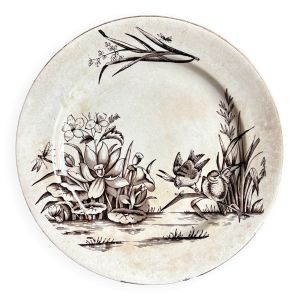Assiette plate Tunstall en terre de fer anglaise marron et dorée, service ''Amazon'' vers 1880